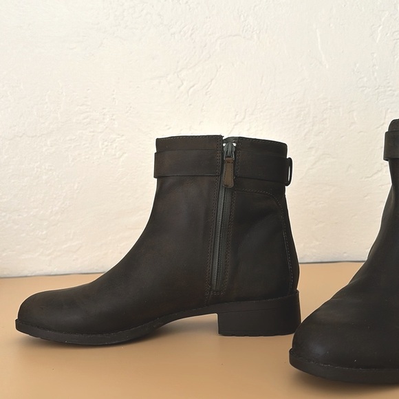 Cole Haan Hastings waterproof side zipper lug sole leather ankle boots - Picture 3 of 12